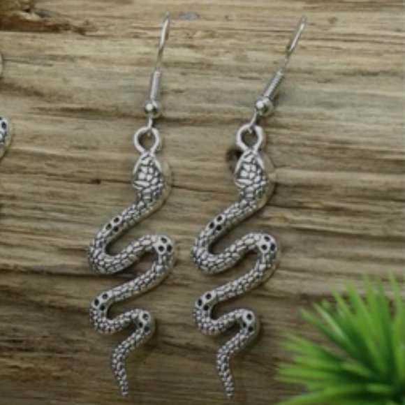 Retro Serpent Snake Necklace - Picture 5 of 5